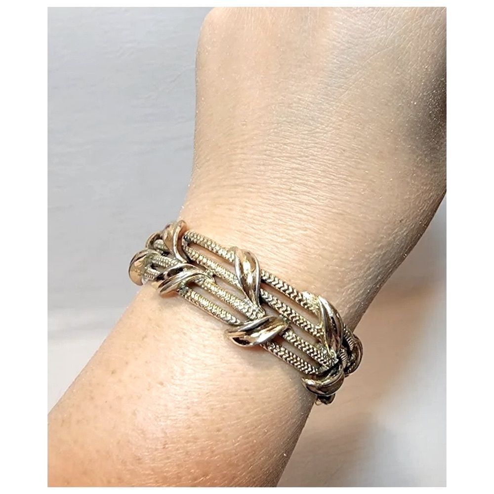 Vintage 60’s Lisner Silver-tone Bracelet with Ribbon & Leaves. Signed.